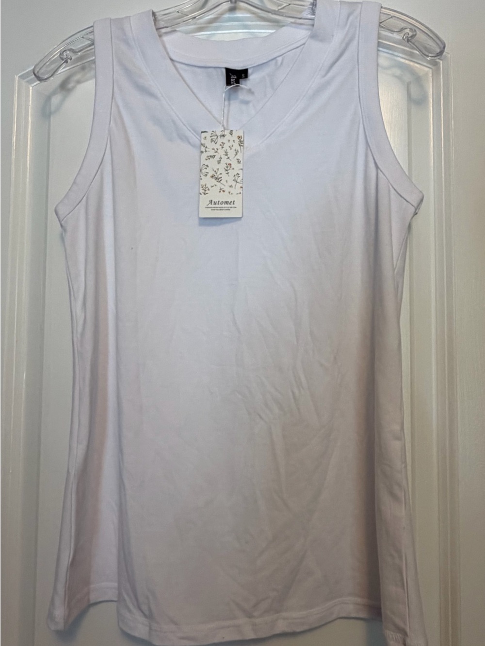 Automet Women's White V-Neck Sleeveless Tank Top
